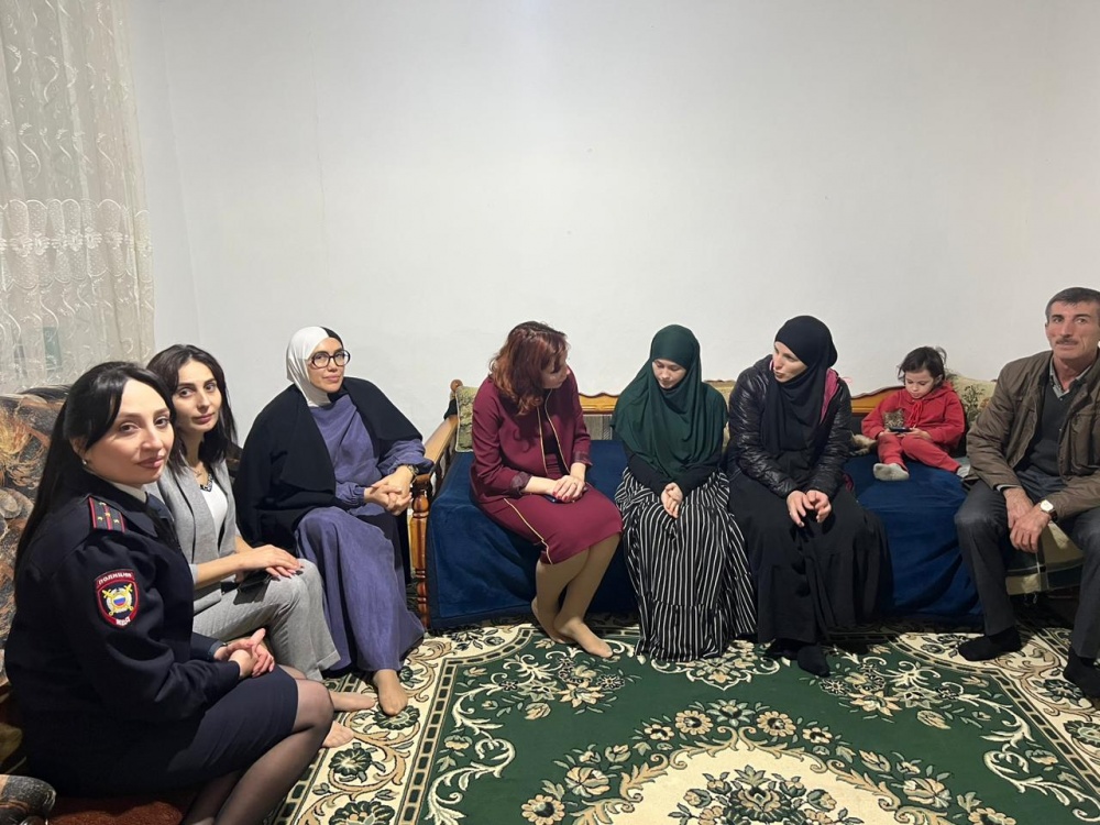 Уполномоченный по правам ребенка в Республике Дагестан Марина Ежова посетила в Хасавюртовском районе семьи с детьми, возвращенными из Сирии.