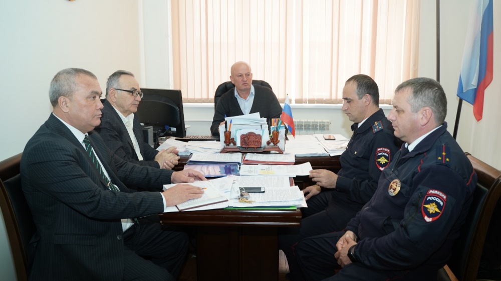 В администрации Хасавюртовского района прошло внеочередное  заседание Комиссии по обеспечению безопасности дорожного движения