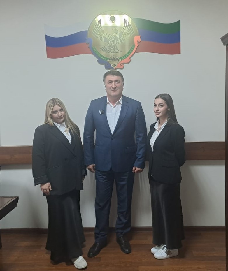 Учащиеся в рамках марафона «Юный журналист» взяли интервью у зам. Главы Хасавюртовского района