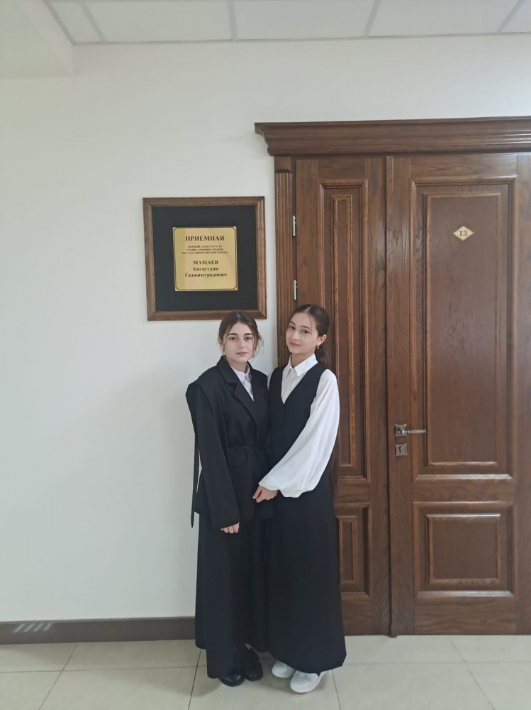 Учащиеся в рамках марафона «Юный журналист» взяли интервью у первого зам. Главы Хасавюртовского района