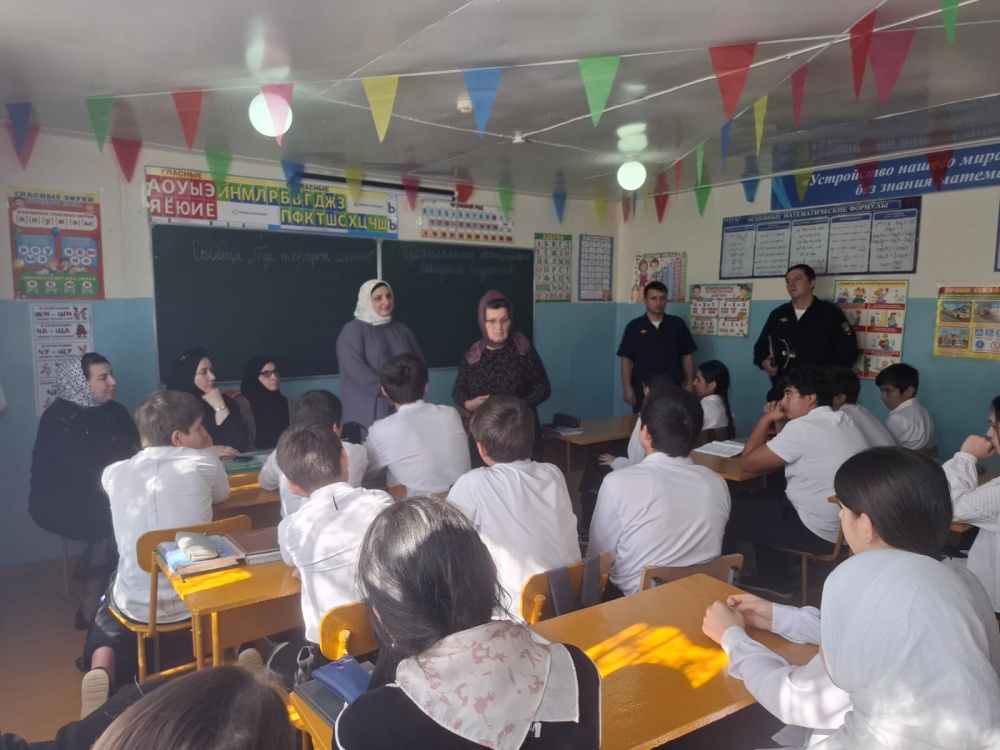 Встреча с учащимися МКОУ «Садовая СОШ» на тему: «Профилактика терроризма, экстремизма и неонацизма среди несовершеннолетних».