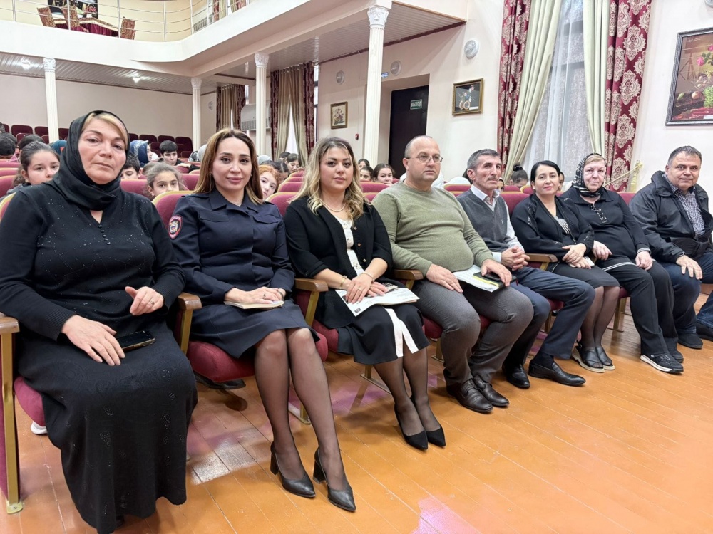 Специалисты ОДН и ЗП вместе с воспитанниками реабилитационного центра посетили премьеру представления "За Россию".