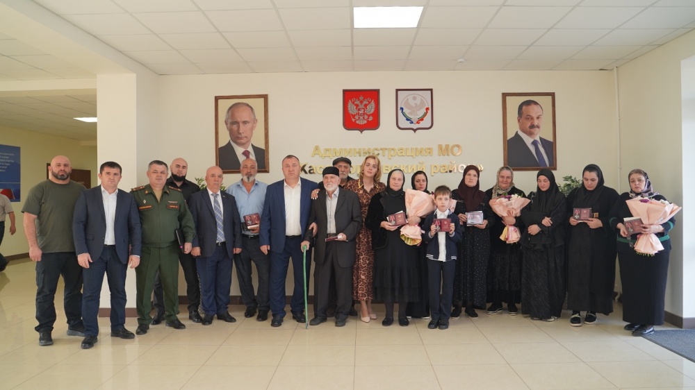 Власти Хасавюртовского района передали семьям, родным и близким погибших военнослужащих в ходе СВО государственные награды