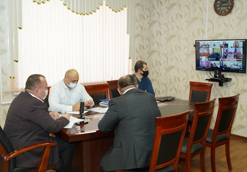 Администрация  Хасавюртовского района приняла участие в работе  совещания в режиме видеоконференцсвязи под руководством Махача Омарова